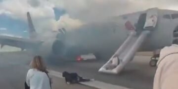 ¡Susto! Así evacuaron un avión de American Airlines tras incendiarse cuando aterrizó en Denver (VIDEO)
