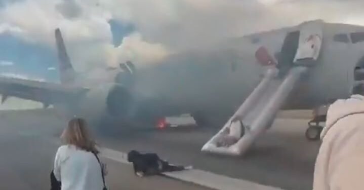 ¡Susto! Así evacuaron un avión de American Airlines tras incendiarse cuando aterrizó en Denver (VIDEO)
