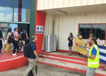 Emergencia turística en Cuba: Llegan ‘primeros visitantes‘ de vuelo contra la crisis