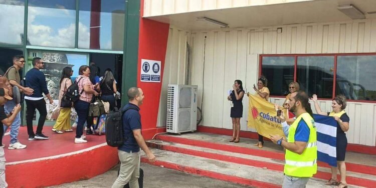 Emergencia turística en Cuba: Llegan ‘primeros visitantes‘ de vuelo contra la crisis