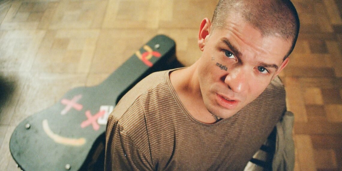 Ilan Amores, el argentino que funde punk y cumbia sin pedir permiso: «Me gusta mucho el imaginario de ese cantante medio poeta, pirata, bucanero»