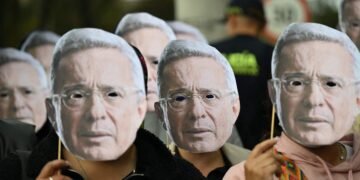 La condena a Álvaro Uribe divide a Colombia: la extrema izquierda celebra la decisión y Centro Democrático asume otro golpe