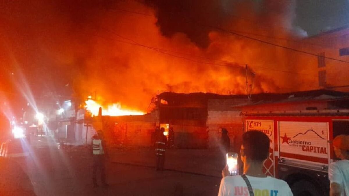 Al menos 7 personas resultaron afectadas por inhalación de humo en un incendio de un galpón en Catia 