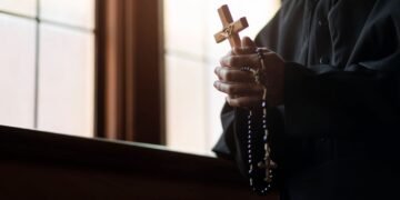 Un brutal crimen golpea a la Iglesia: sacerdote mató y prendió fuego a un indigente