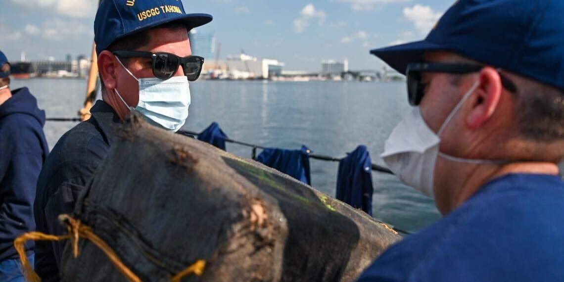 Servicio Guardacostas descarga casi cinco toneladas de cocaína, valoradas en $73 millones, en Fort Lauderdale