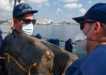 Servicio Guardacostas descarga casi cinco toneladas de cocaína, valoradas en $73 millones, en Fort Lauderdale