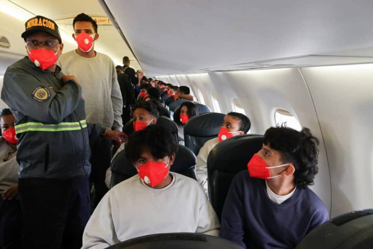 Llegó a Venezuela un vuelo con 90 migrantes deportados desde EE UU