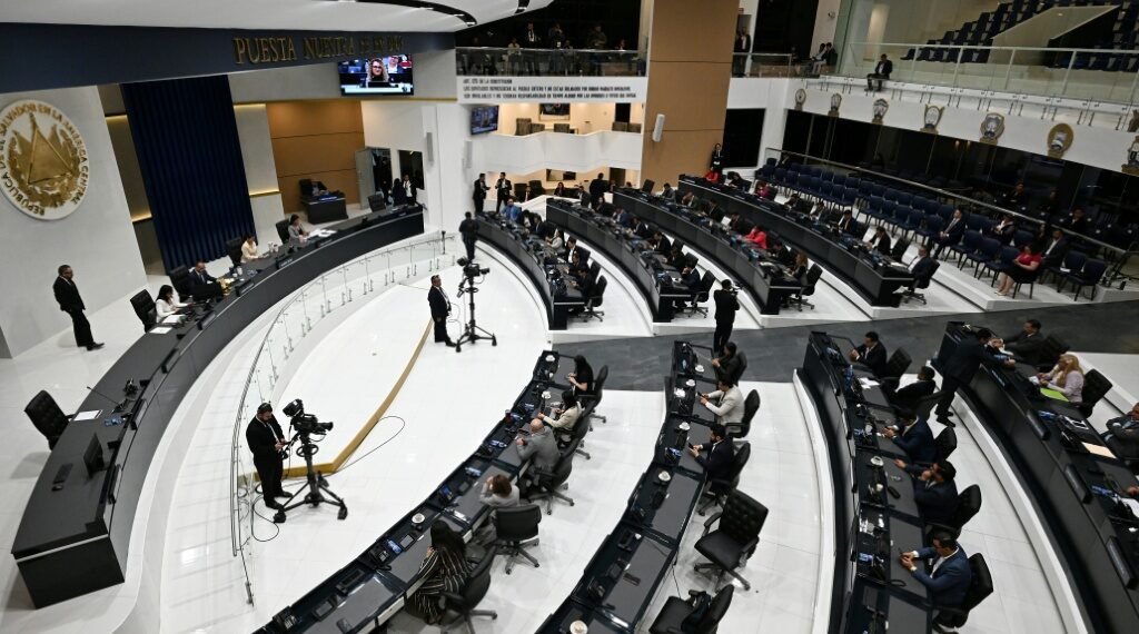 Congreso de El Salvador, afín a Bukele, aprueba la reelección presidencial indefinida