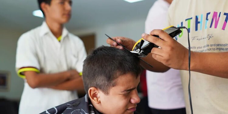 «Corte de cabello adecuado, uniforme limpio y saludo respetuoso»: disciplina militar en las escuelas de El Salvador para evitar que se recluten pandilleros