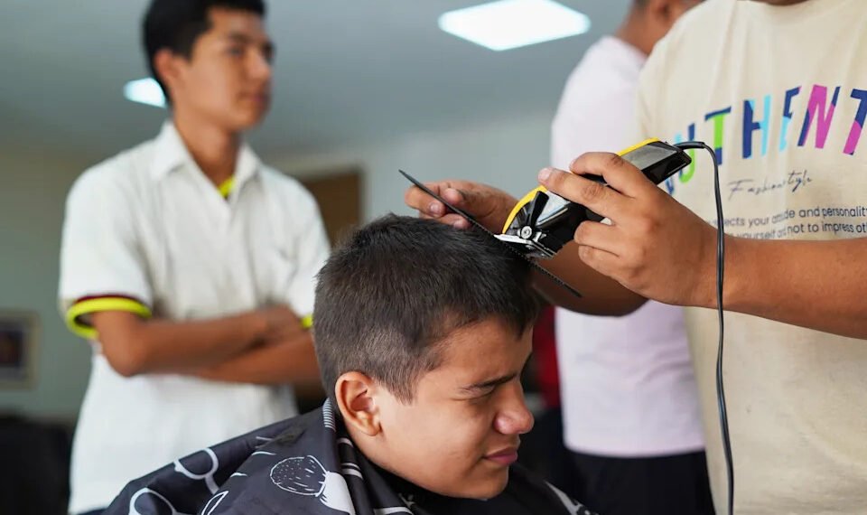 «Corte de cabello adecuado, uniforme limpio y saludo respetuoso»: disciplina militar en las escuelas de El Salvador para evitar que se recluten pandilleros