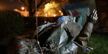 El gobierno de Trump reinstala la estatua de un general confederado derribada en 2020