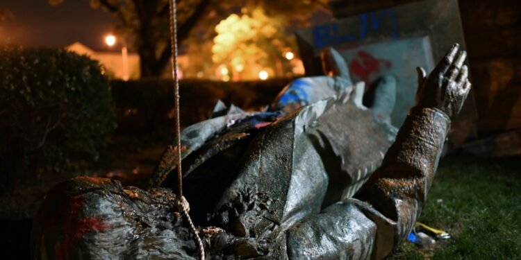 El gobierno de Trump reinstala la estatua de un general confederado derribada en 2020