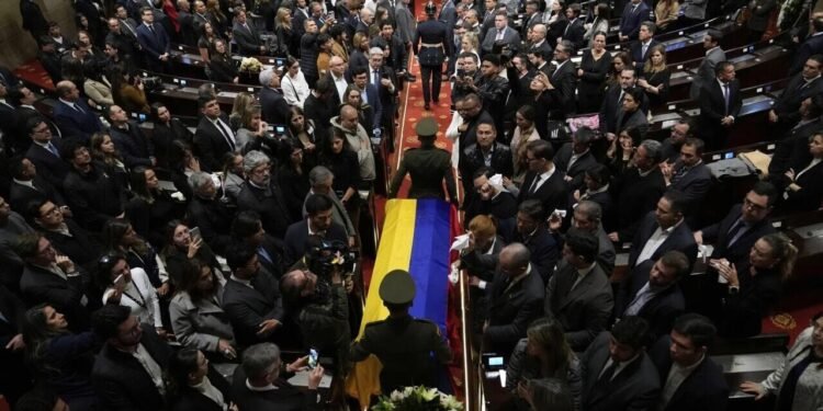 Miles de personas despiden a Miguel Uribe Turbay, el senador y candidato presidencial asesinado en Colombia