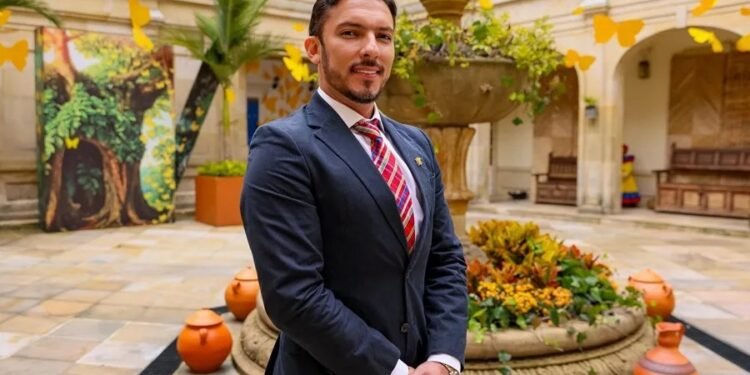 Politólogo y exactor porno asume como ministro de Igualdad en Colombia
