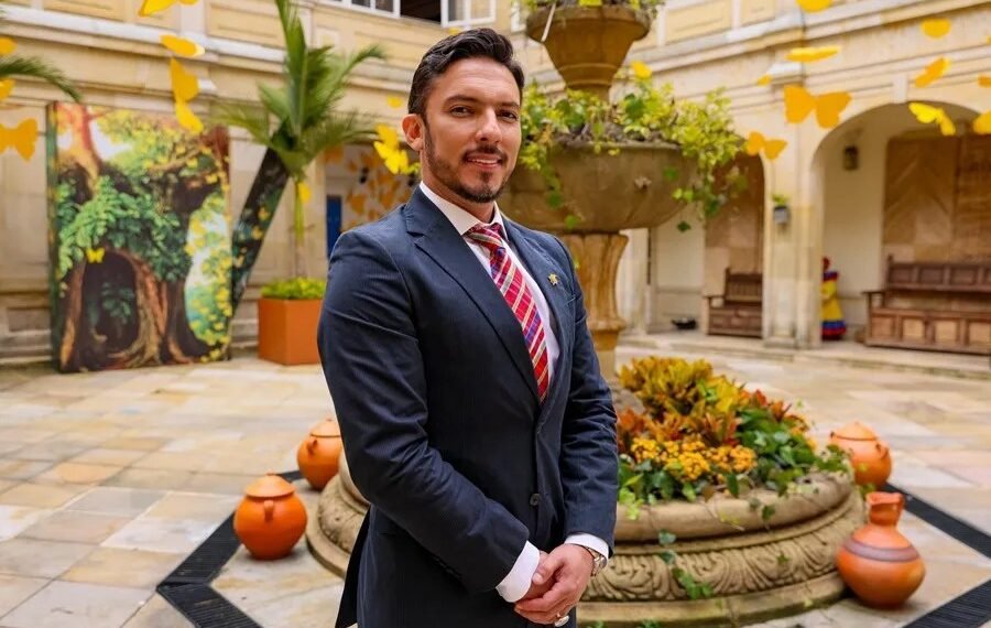 Politólogo y exactor porno asume como ministro de Igualdad en Colombia