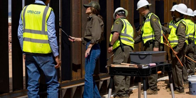 Trump ordena pintar el muro fronterizo con México de negro para que se caliente y sea más difícil saltarlo