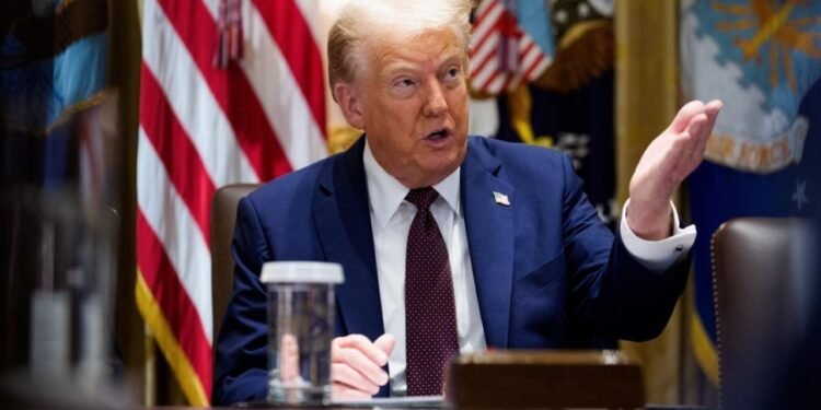 Trump plantea enviar cheques de “rembolso arancelario” a ciudadanos de Estados Unidos