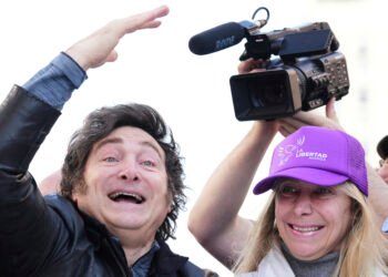 El gobierno argentino logra que un polémico juez prohíba difundir los audios de la hermana del presidente y sospecha de espías rusos