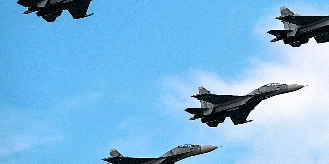 Juegos de guerra en el Caribe: Maduro y Trump miden con cazas su fuerza militar