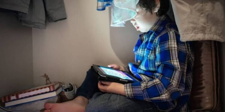 Alertaron sobre riesgos en la salud mental por el uso de  teléfonos inteligentes en edad temprana