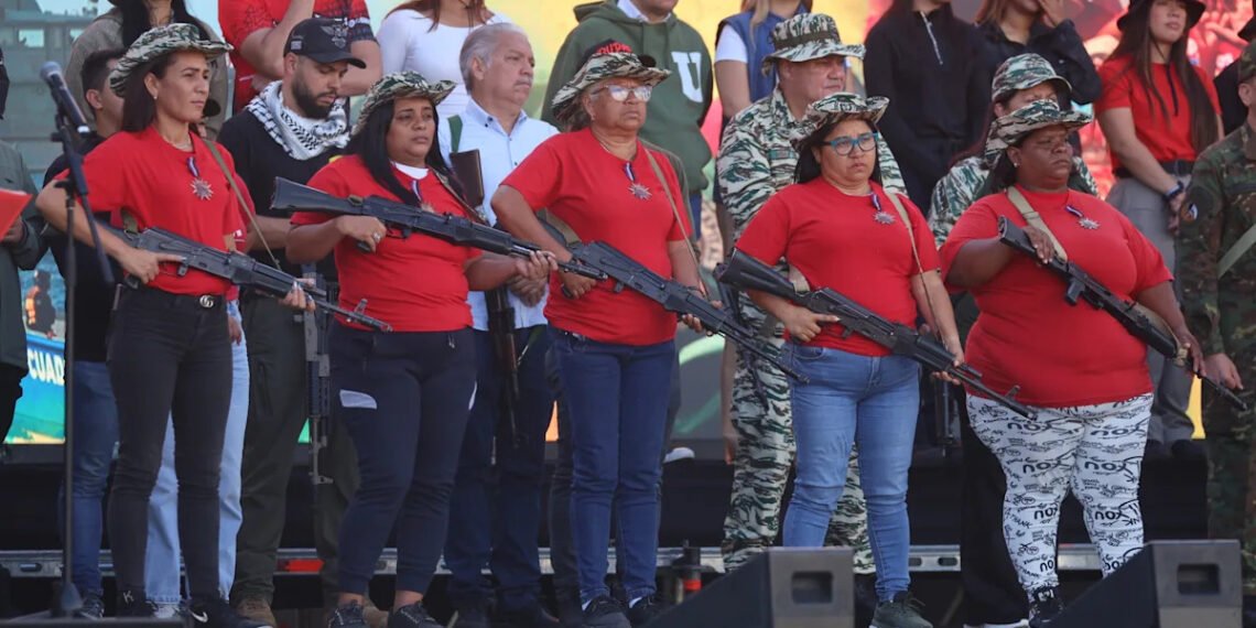 “Soldadas de la patria”: Venezuela condecora a mujeres milicianas tras la burla de Trump en su contra