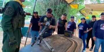 Chavismo envió a trabajadores de la Alcaldía de Caracas a manipular armas ante tensiones con EEUU