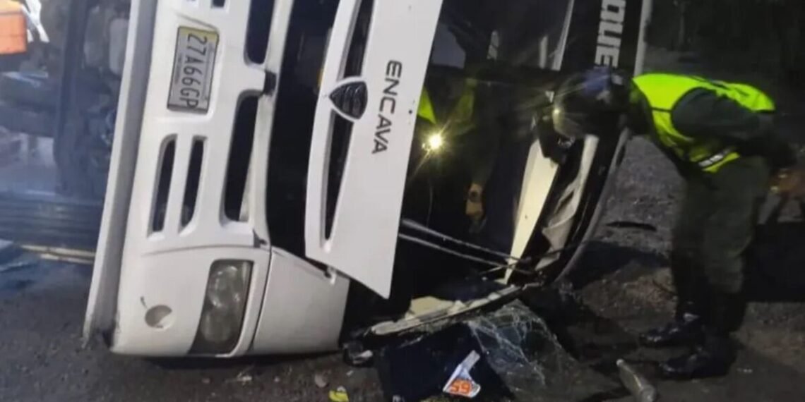 Al menos 9 personas resultaron heridas tras volcarse un autobús en la autopista Gran Mariscal de Ayacucho