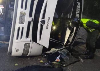 Al menos 9 personas resultaron heridas tras volcarse un autobús en la autopista Gran Mariscal de Ayacucho