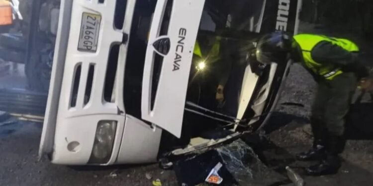Al menos 9 personas resultaron heridas tras volcarse un autobús en la autopista Gran Mariscal de Ayacucho