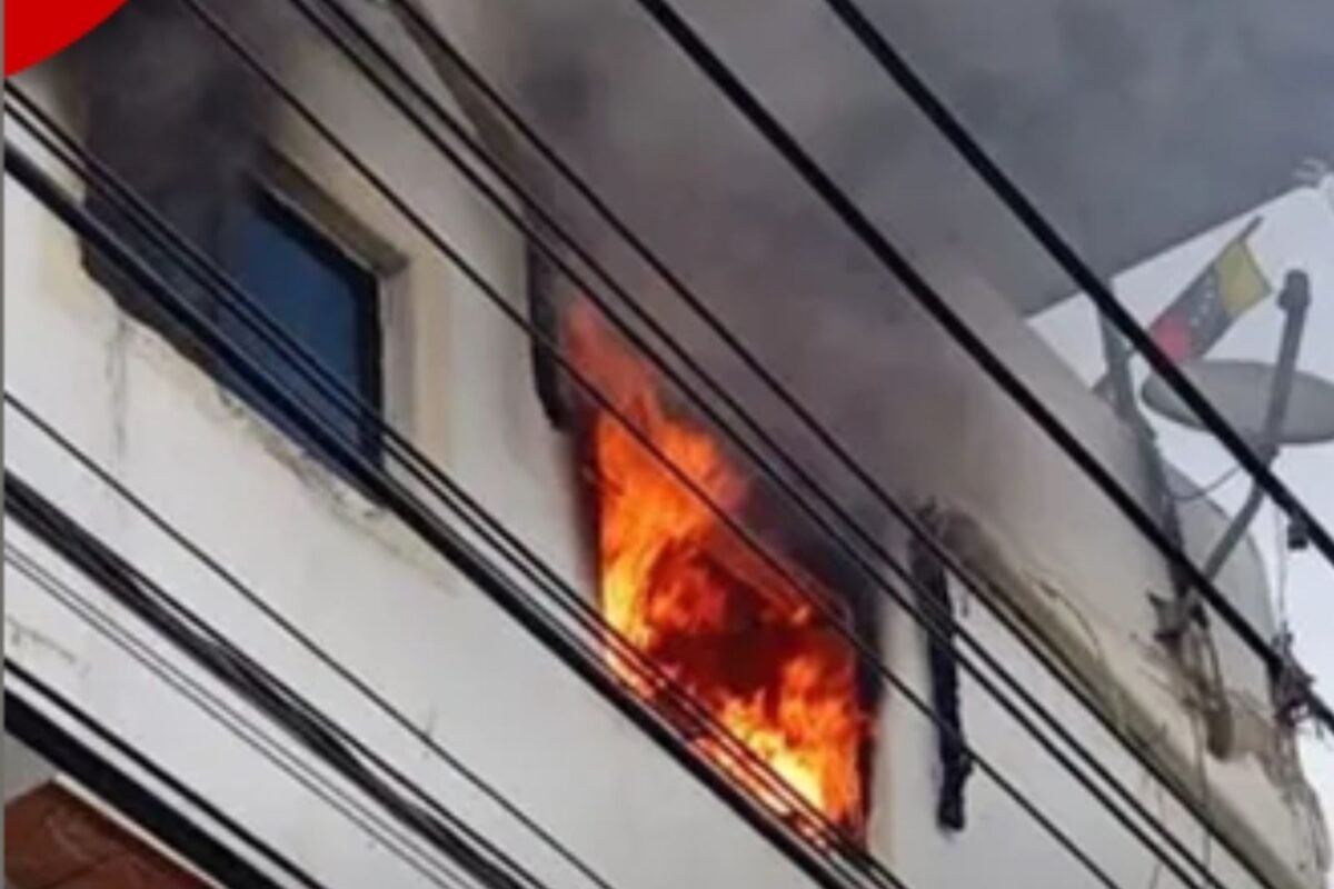 Incendio de un vehículo obligó a evacuar un edificio en Los Palos Grandes