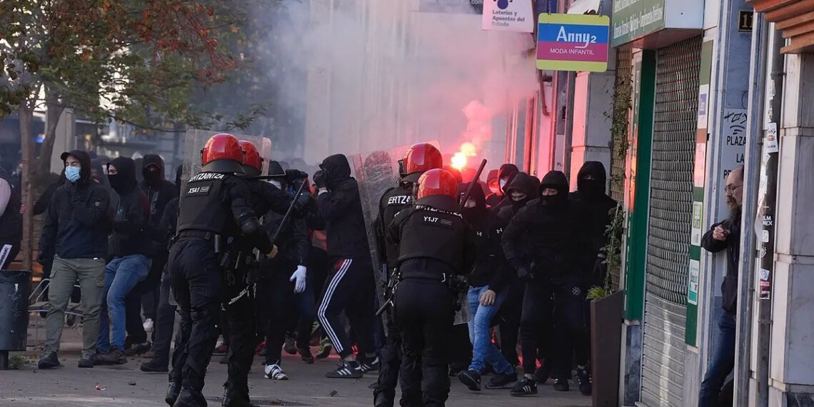 Así actúan los nuevos cachorros de la ‘kale borroka’ frente a la Policía vasca