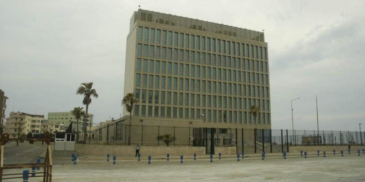 Embajada de EEUU en Cuba congela un servicio clave para cubanos ¿Peligra el futuro de las visas?