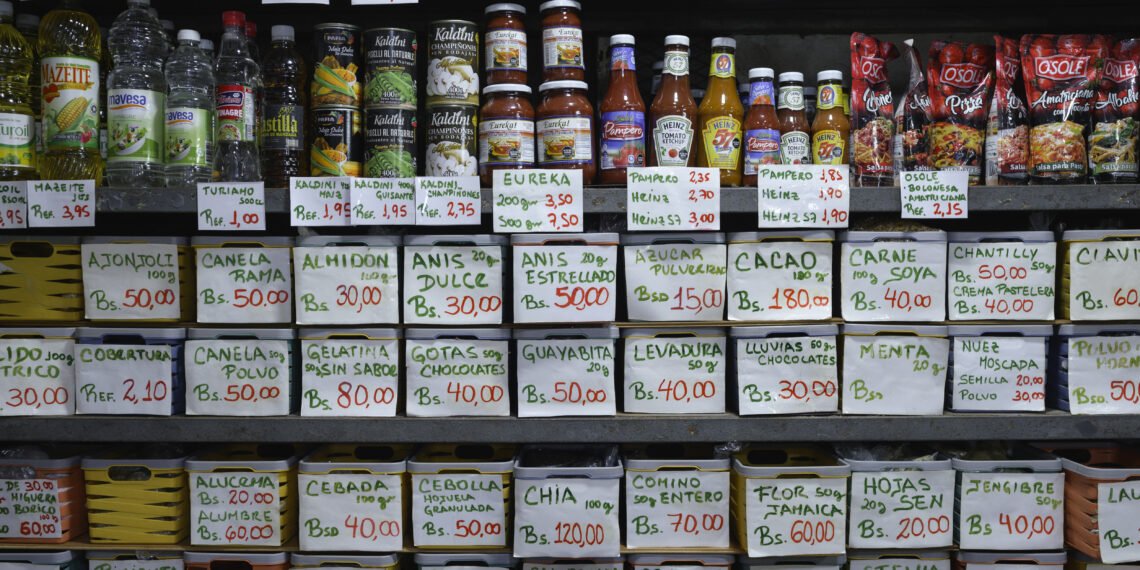 La amenaza militar de Estados Unidos precipita la incertidumbre económica y agrava la crisis inflacionaria en Venezuela