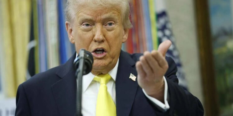 Trump anuncia repatriación de dos sobrevivientes del ataque al ‘narcosubmarino’ hundido en el Caribe