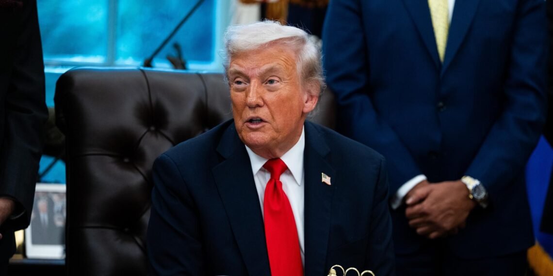 Trump reclama al Departamento de Justicia $230 millones por investigaciones federales en su contra