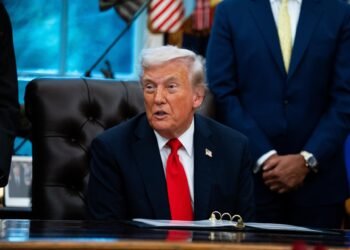 Trump reclama al Departamento de Justicia $230 millones por investigaciones federales en su contra