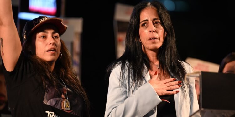 Una multitud inunda Tel Aviv para presionar por la liberación de los rehenes: “Netanyahu, es ahora o nunca”