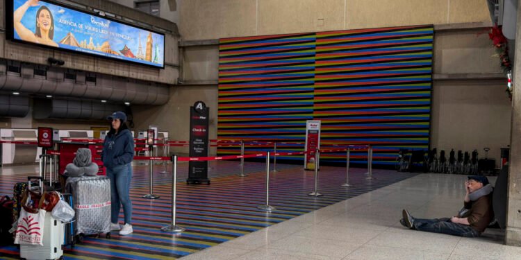 Reportaron caída del 24,7 % en los vuelos internacionales a Venezuela tras la revocación de permisos a seis aerolíneas