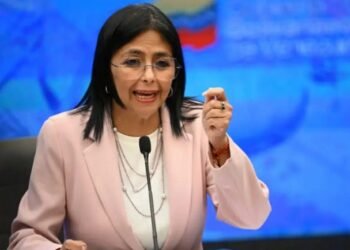 Delcy Rodríguez descargó su rabia con María Corina Machado por cierre del espacio aéreo venezolano
