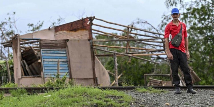 Unas 120,000 personas permanecen evacuadas en Cuba tras el paso del huracán Melissa