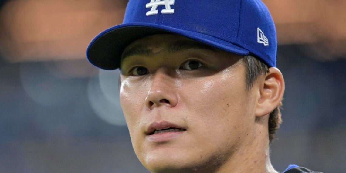 Yoshinobu Yamamoto se alzó con el MVP de la Serie Mundial