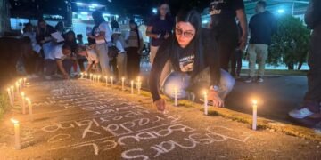 Familiares de presos políticos escribieron en el suelo los nombres de los detenidos durante la vigilia