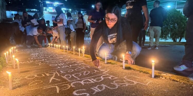 Familiares de presos políticos escribieron en el suelo los nombres de los detenidos durante la vigilia