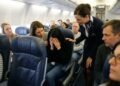 VIDEO: Una influencer se grabó gritando en un avión y tuvo que dar explicaciones sobre su ataque de pánico