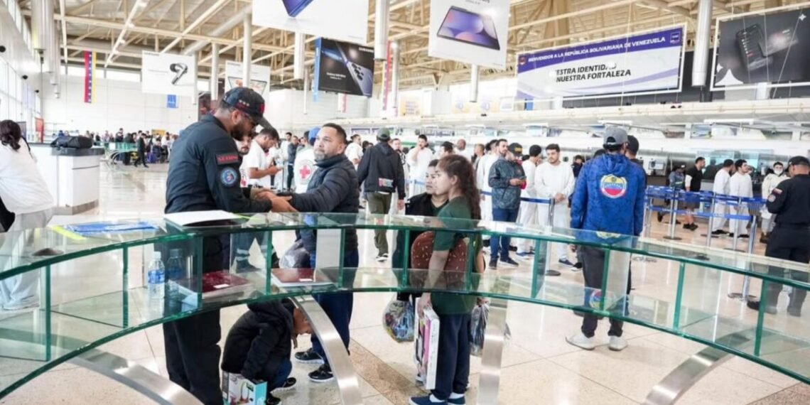 Aterrizó en Maiquetía un vuelo con 110 migrantes venezolanos repatriados desde Estados Unidos