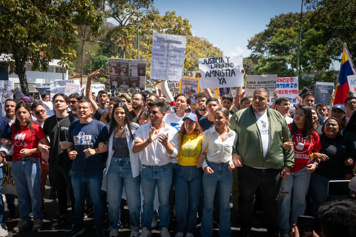 En Caracas los estudiantes impulsaron un canto infinito de paz por el Día de la Juventud