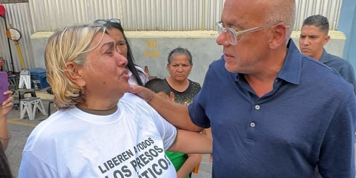 Fin al show de Jorge Rodríguez: Identificaron a infiltrada chavista que se hizo pasar por familiar de preso político (VIDEO)