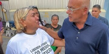 Fin al show de Jorge Rodríguez: Identificaron a infiltrada chavista que se hizo pasar por familiar de preso político (VIDEO)