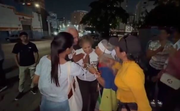 La conmovedora reacción de la madre de Andreina Rodríguez tras su excarcelación de El Helicoide (VIDEO)