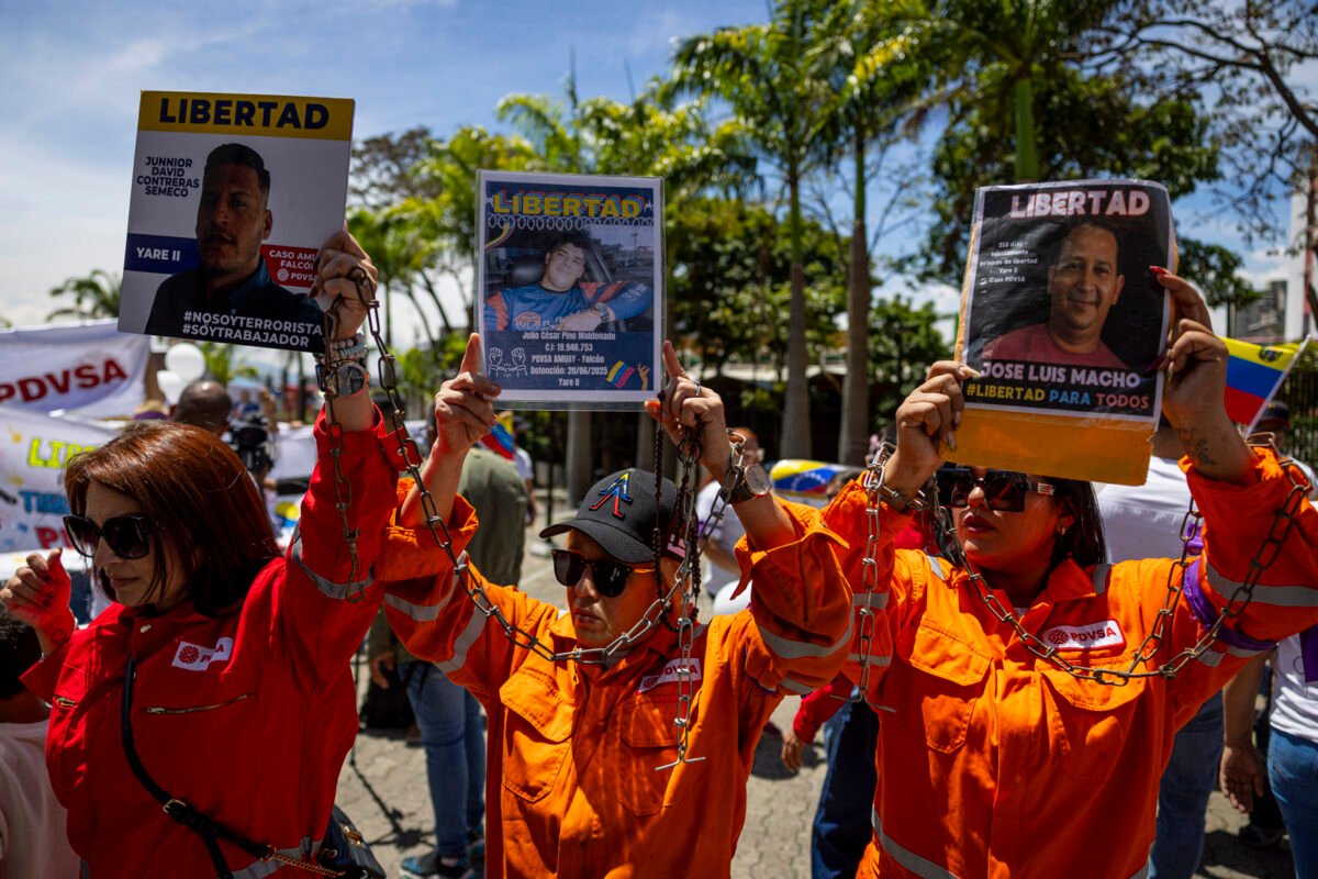 En imágenes: el viacrucis de los familiares de trabajadores de PDVSA detenidos